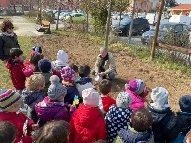 Il Comune aderisce al progetto per la biodiversità promosso da Fondazione Crc: oggi la semina