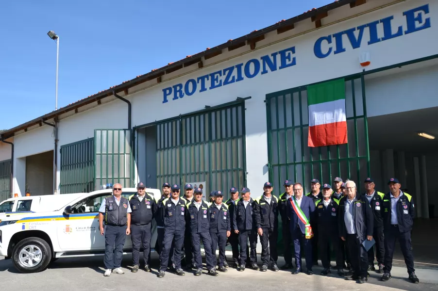 Il Gruppo con il sindaco Marco Gallo e l'assessore al Volontariato Ezio Donadio davanti alla nuova sede inaugurata nel 2022