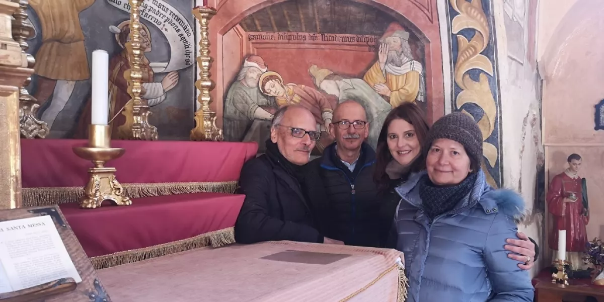 Costantino Sarnelli, Laura Chiotasso e Barbara Forneris dell'associazione Creative ApSU con l'assessore Ezio Donadio nella cappella di Santo Stefano per la realizzazione in questi giorni dei documenti sui dipinti quattocenteschi dei Biazaci