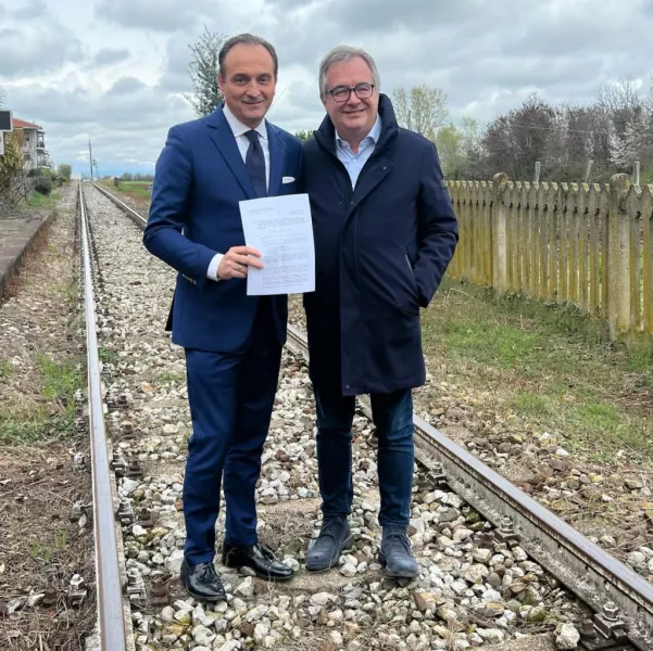 Il presidente Cirio e il sindaco Gallo sulla ferrovia che attende di essere riaperta e che ha una stazione anche a Busca. Cirio mostra la determina firmata dal direttore generale dell'Agenzia della Mobilità che aggiudica il servizio alla Longitude di Torino