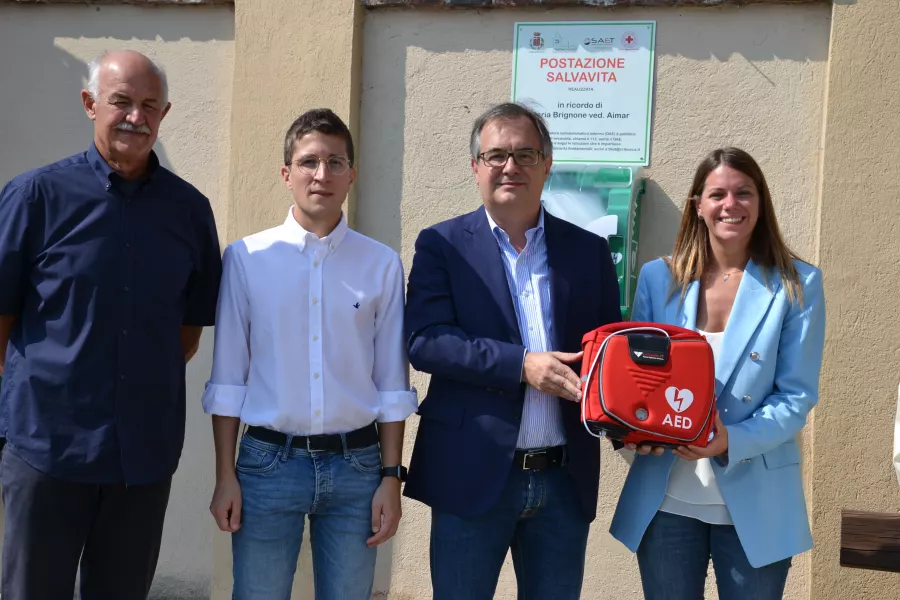 Inaugurato il Dae in frazione Bosco: il sindaco Marco Gallo con il consigleire comunale delegato alla Sanità Jacopo Giamello che cura il progetto Città Cardioprotetta, la assessora Beatrice Aimar e il consigliere comunale Elio Campana