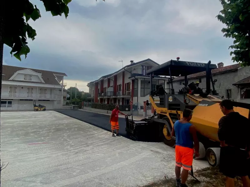 L'asfaltatura della piazza Cruz Alta - San Marcos Sud  che servirà da parcheggio a servizio sia delle scuole provvisorie sia degli impianti sportivi