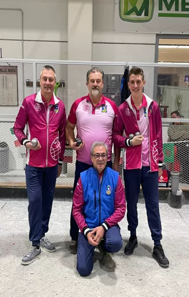 La sqadra di Busca che ha vinto il campionato regionale categoria B di Pétanque. Da sin Osvaldo Rinaudo , Eraldo Milani , Danilo Rinaudo. Accasciato il presidente Francesco Giaccardi