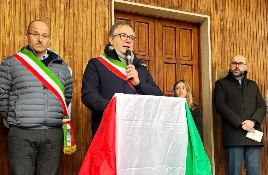 Il saluto del  Sindaco di Busca, Marco Gallo, con il sindaco di Costigliole, Fabrizio Nasi, la sindaca Junior di Busca Giulia Ferrara, il presidenete dell'associazione 5 Gennaio, Giovanni Sola, il presidente della Provincia di Cuneo, Luca Robaldo,  che ha  tenuto l’orazione ufficiale