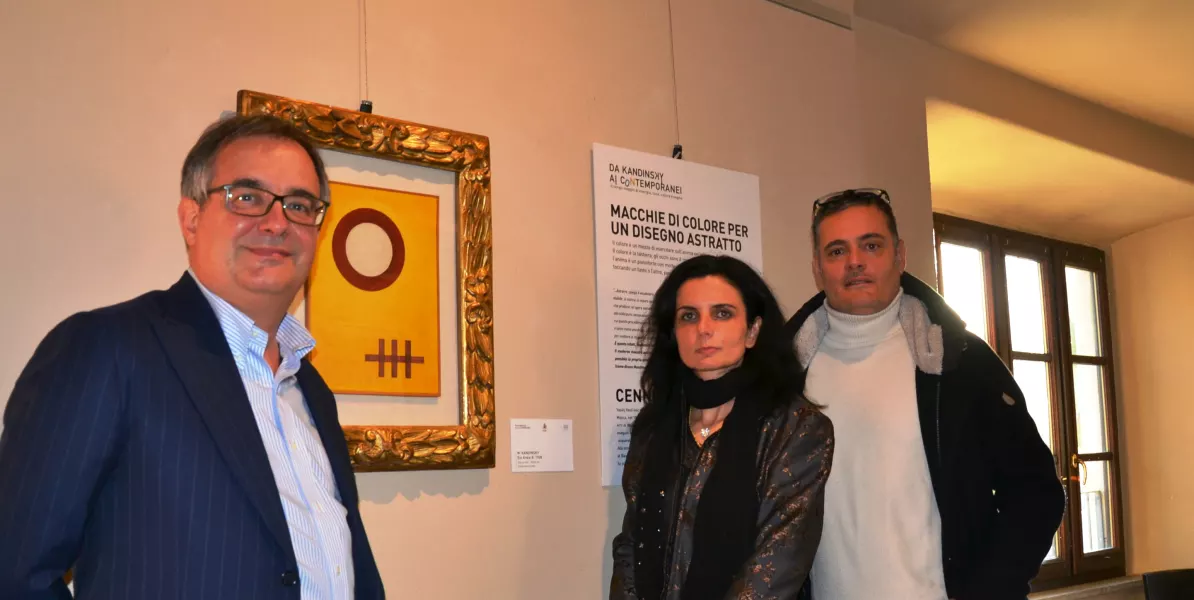 Nella galleria Casa Francotto la mostra “Da Kandinsky ai contemporanei” è aperta fino al 16 gennaio. Qui il sindaco Marco Gallo e i curatori dell'allestimento