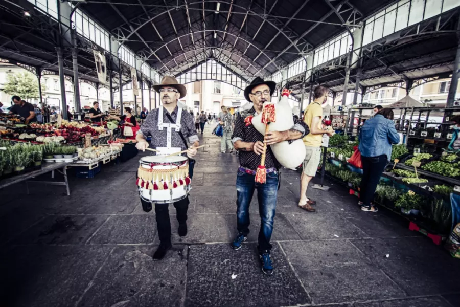 In piazza Santa Maria venerdì 23  luglio i trovatori della Grande Orchestra Occitana, per il passa-chariera (passa-strada) del festival Occit’amo