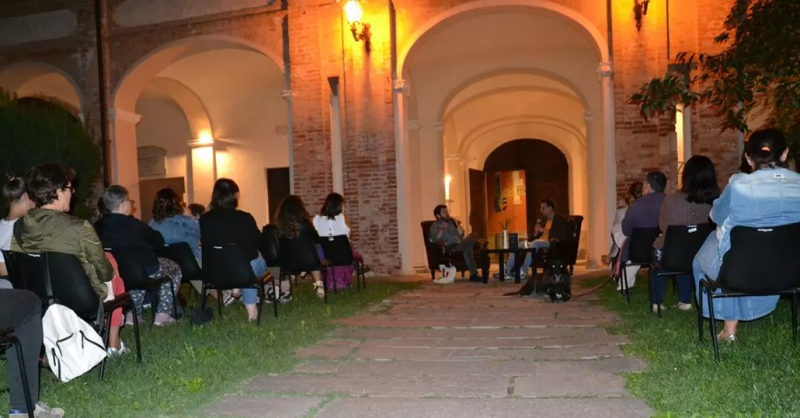 Ieri sera nei giardini del municipio incontro con l'autore