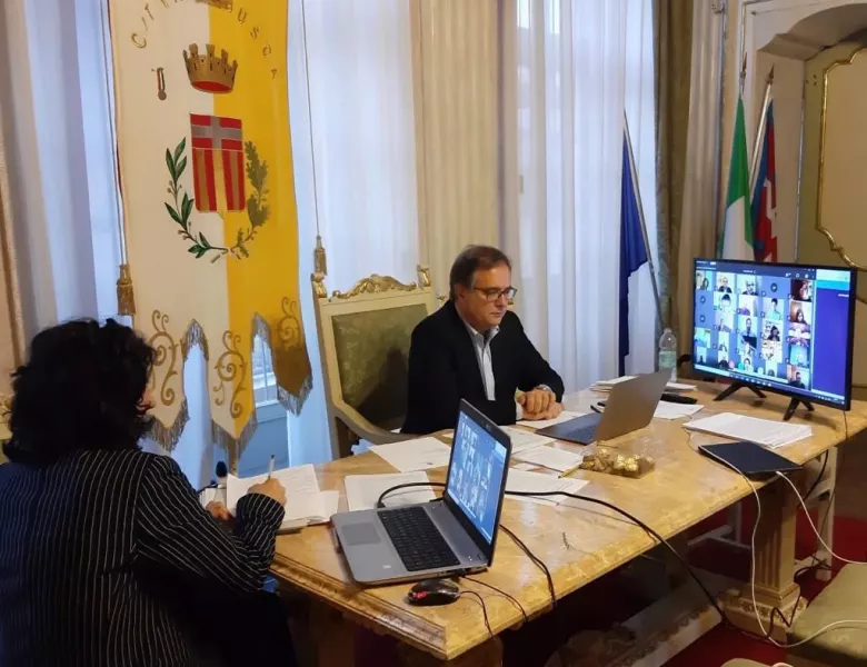 In seguito alle disposizioni dell'emergenza pandemica, la seduta avverrà su piattaforma con trasmissione in streaming sul canale YouTube del Comune