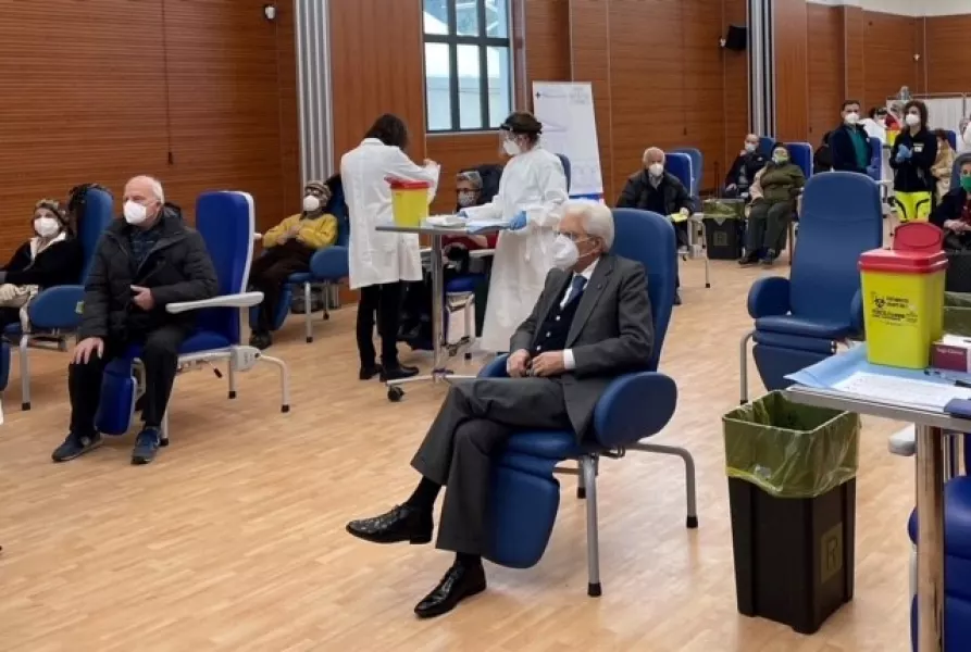 Il presidente della Repubblica Sergio Mattarella aspetta il suo turno per il vaccino all'ospedale Spallanzani di Roma il 9 marzo scorso: l'immagine simbolo della campagna vaccinale italiana 