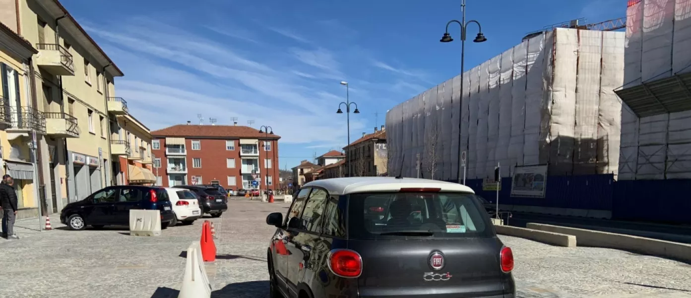 La direzione per entrare e uscire della piazza è cambiata: si entra dalla rotatoria in via Umberto I e si esce dalla rotatoria in corso Giolitti con senso unico di marcia