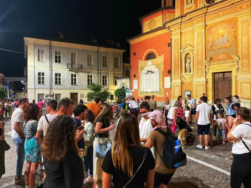 Molta gente in centro per il party di benvenuto all’estate