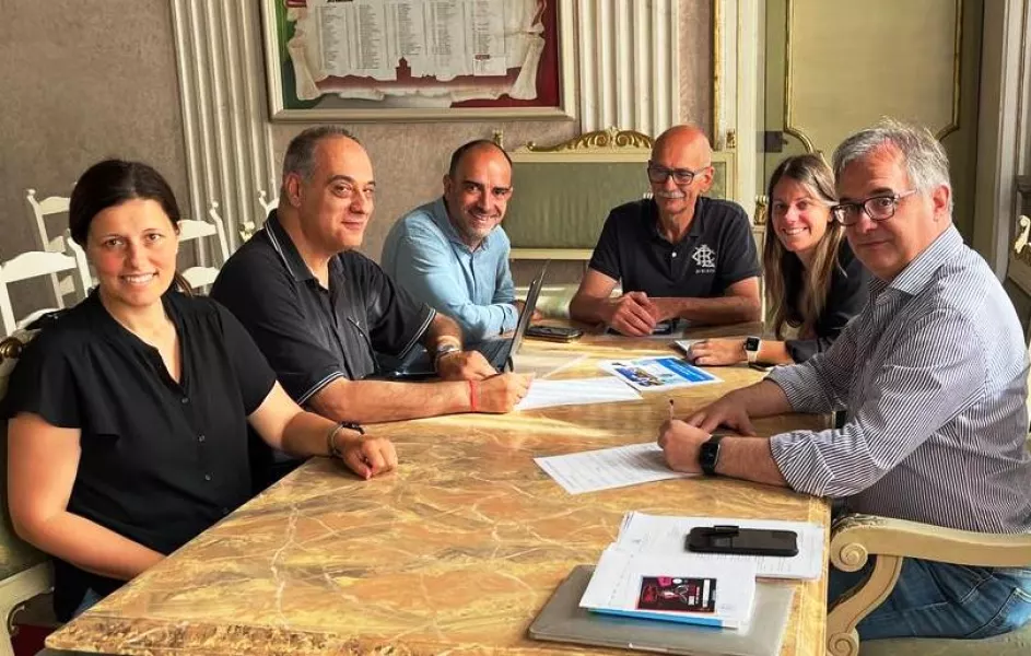 La firma della convenzione con il sindaco, Marco Gallo, il presidente di Datameteo educational, Paolo Caraccio, la assessora Beatri Aimar e gli altri componenti della giunta