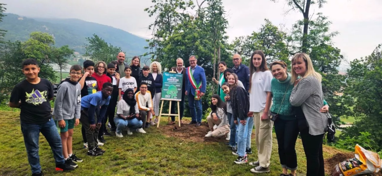 Sindaco e amministratori comunali accolgono i radazzi delle scuole e del CCR e gli organizzatori dell'inizitiva Bosco Diffuso al parco Francotto per la piantumazione di 5 alberi 