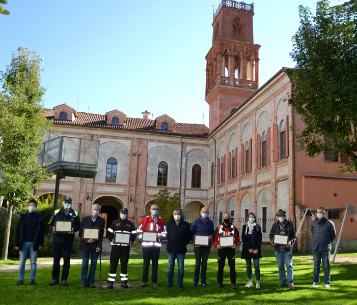 Da sinistra il consigliere delegato alla Sanità Jacopo Giamello, Antonio Beoletto per la  Protezione Civile Comunale, Mattia Madala per i Vigili del Fuoco, Giovanni Tolosano per la Caritas, Teresio Delfino per la Croce Rossa Italiana, il sindaco Marco Gallo, l'assessore al Volontariato Ezio Donadio, Andrea Deiala per il Sai Carabinieri, l'assessora ai Servizi sociali Beatrice Aimar, Pietro Cavallo per L'associazione Nazionale Alpini, Il comandante della Polizia municipale Gianluca Acchiardi