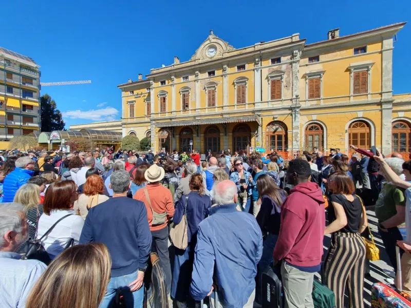 Successo di un flash mob organizzato a Saluzzo per un'esigenza veramente sentita