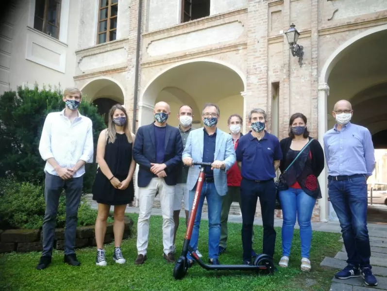 Il sindaco, Marco Gallo,  ha ricevuto il dono nel giardino del palazzo comunale, insieme con gli assessori 