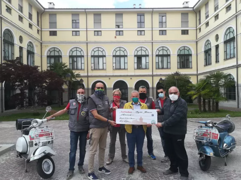 Il direttivo del Vespa club Busca consegna al presidente dell'Ospedale civile di Busca Tommaso Alfieri gli 800 euro raccolti durante il periodo di massima emergenza sanitaria