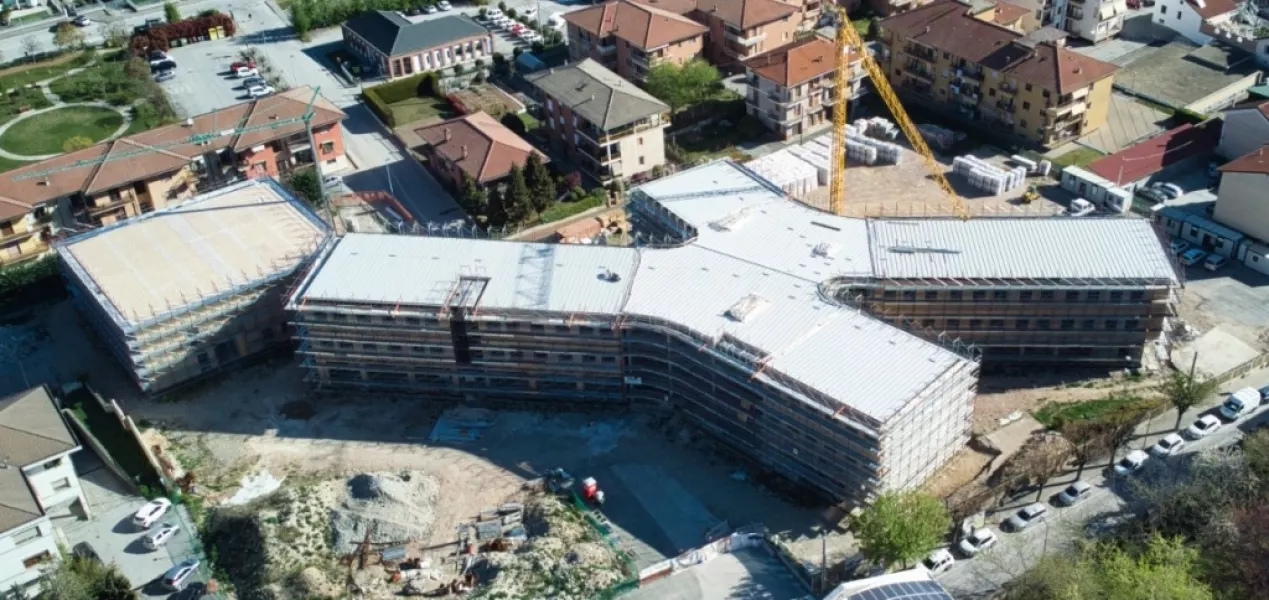 Una parte importante delle nuove entrate è destinata agli arredi del nuovo polo scolastico. La ditta costruttrice si è impegnata ieri con il Sindaco a consegnare al Comune l'edificio finito  entro la fine dell'anno per essere arredato