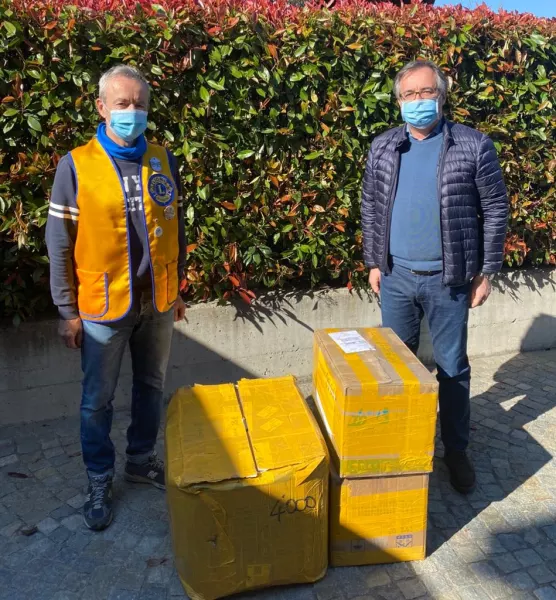 In settimana inizia  la distribuzione nelle case dei buschesi da parte dei volontari della Protezione civile delle diecimila mascherine donate alla Città dal Lions Club  Busca e Valli. Il momento della consegna al sindaco Marco Gallo