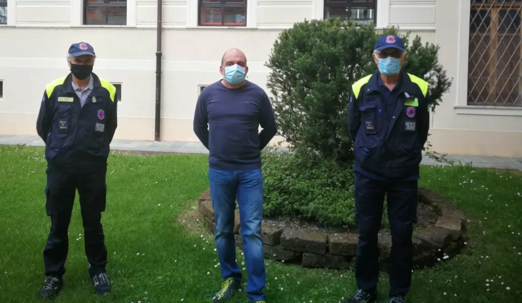 Il presidente della Protezione civile buschese, Antonio Beoletto,  e il volontario Silvano Isoardi hanno ricevuto da Piervanni Paschetta (al centro) la donazione della Banda di Castelletto