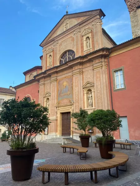 Nuovo arredo urbano in centro città: piazza della Rossa e via Umberto assumono un profilo più verde ed accogliente