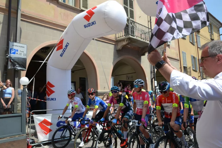 Il sindaco Marco Gallo dà il via alla quinta tappa del Giro d'Italia Under 23 edizione 2022