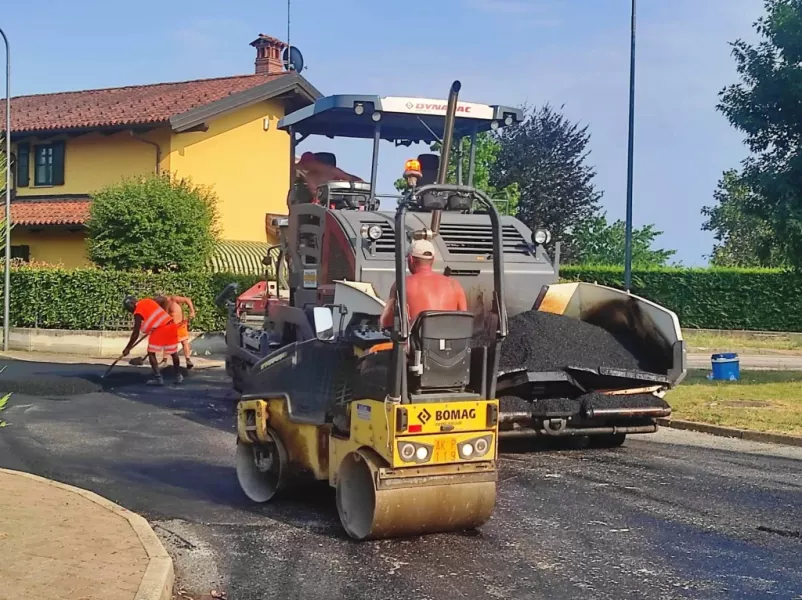 Sono incominciati  a cura dell’ufficio tecnico comunale i lavori di messa in sicurezza e bitumatura di diversi tratti di strade comunali