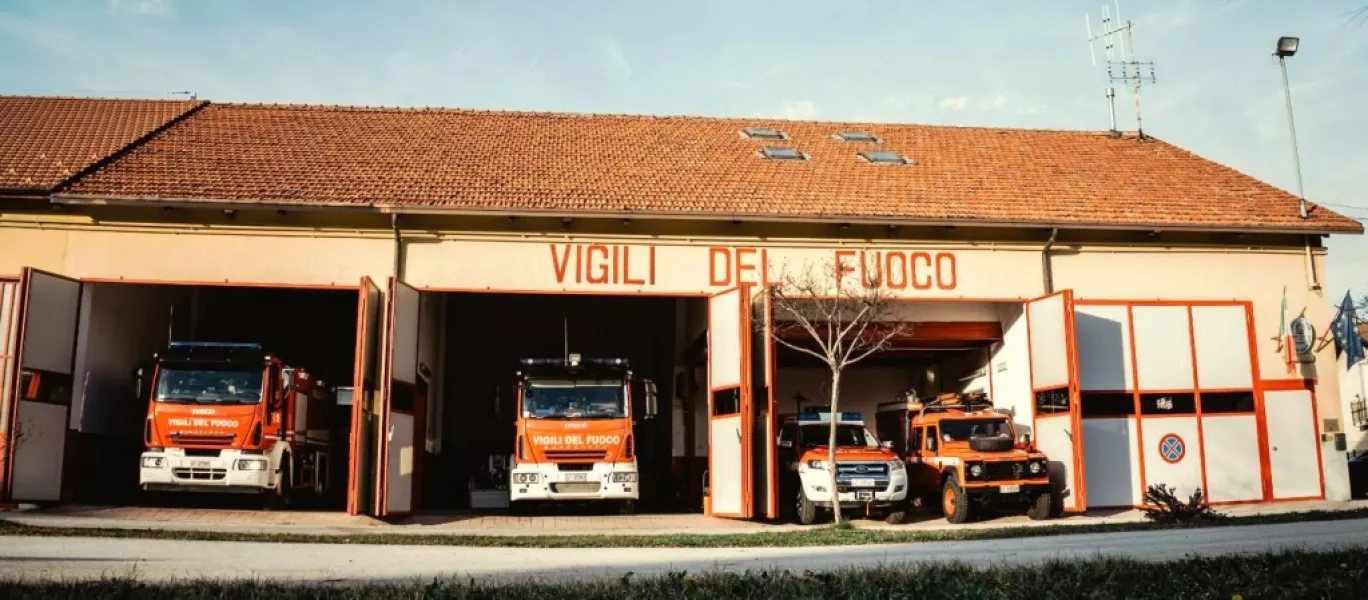 La sede dei Vigili del Fuoco volontari di Busca in corso Romita con i queatro mezzi di soccorso pronti per le emergenze