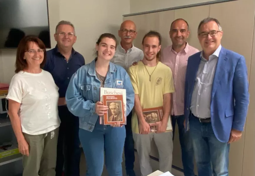 Alessia Tallone e Nicolò Veronese insieme con il sindaco Marco Gallo, gli assessori Ezio Donadio e Diego Bressi e con Bruno Tallone e Ivana Audisio dell'ufficio tecnico