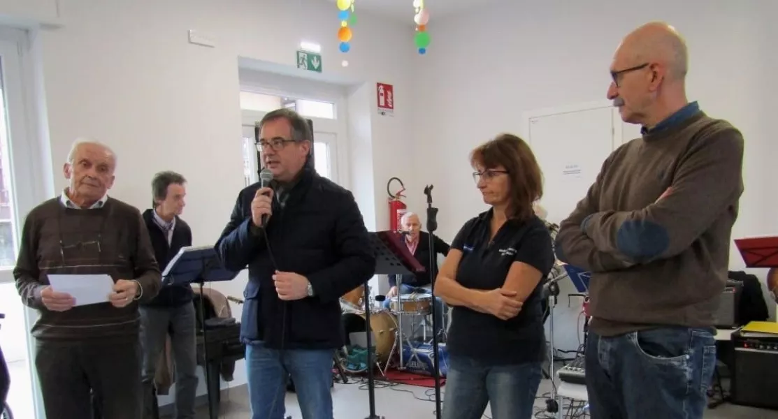 Il sindaco Marco Gallo, presente alla festa con l’assessore al Volontariato Ezio Donadio, qui con l'intrattenitore Giangi Giordano e la presidente dell'associazione Ivana Audisio 