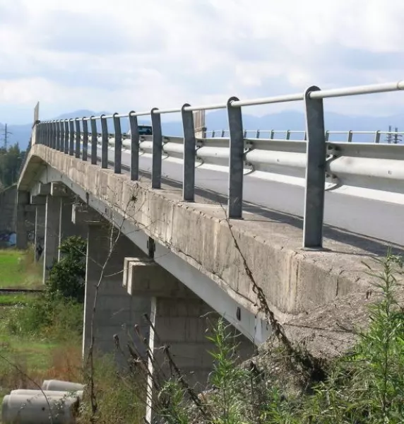 Il cavalcaferrovia lungo la strada provinciale 155 nella zona della rotonda di Loreto necessita di interventi di consolidamento 