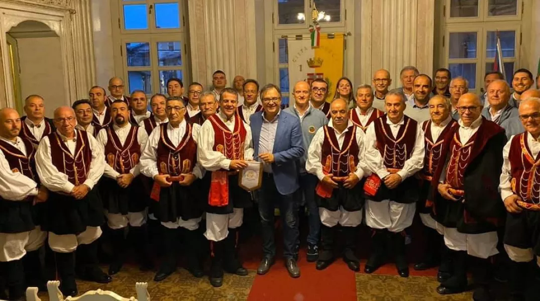 Il coro S'Arrodia di Sinnai ricevuto in municipio insieme con la Corale Valle Maira. Con il sindaco Marco Gallo, gli assessori Ezio Donadio, Diego Bressi, Beatrice Aimar