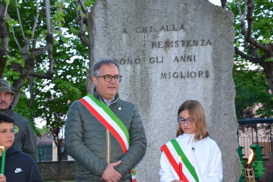 Il sindaco, Marco Gallo, e la sindaca junior, Giulia Ferrara, davanti al monumento alla Resistenza