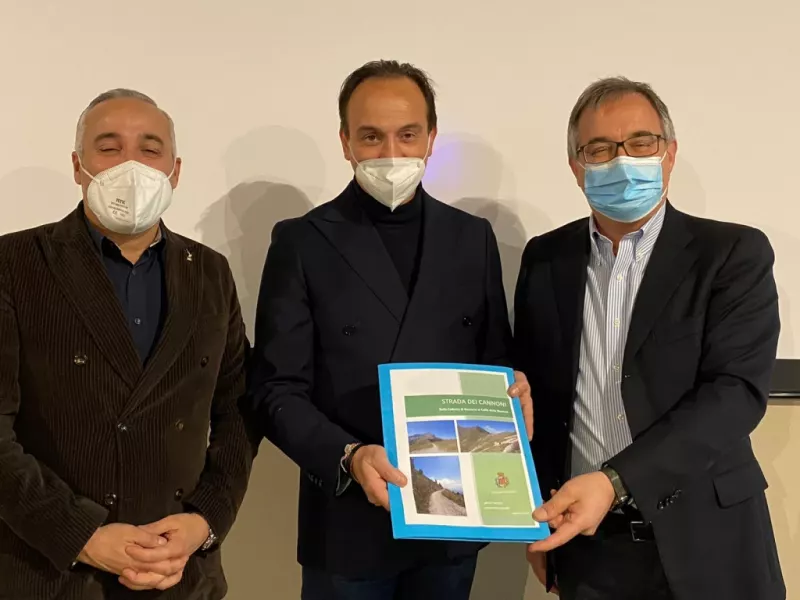 Il sindaco Marco Gallo porge al presidente della Regione Piemonte Alberto Cirio il dossier del progetto Strada dei Cannoni. Con loro il vice-presidente della Regione Fabio Carosso