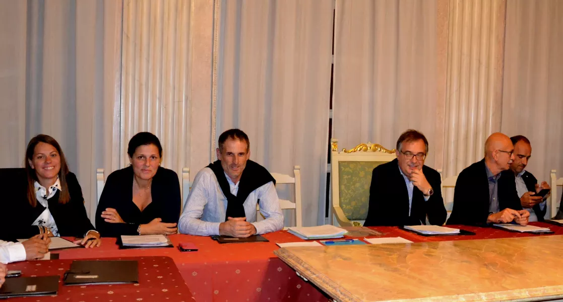 Un momento prima dell'inizio del consiglio comunale riunito ieri sera: il sindaco Marco Gallo, gli assessori Beatrice Aimar, Lucia Rosso, Ezio Donadio, Diego Bressi (assente per motivi di salute il vice-sindaco Gianmichele Cismondi) e il prosindaco di Valmala Andrea Picco