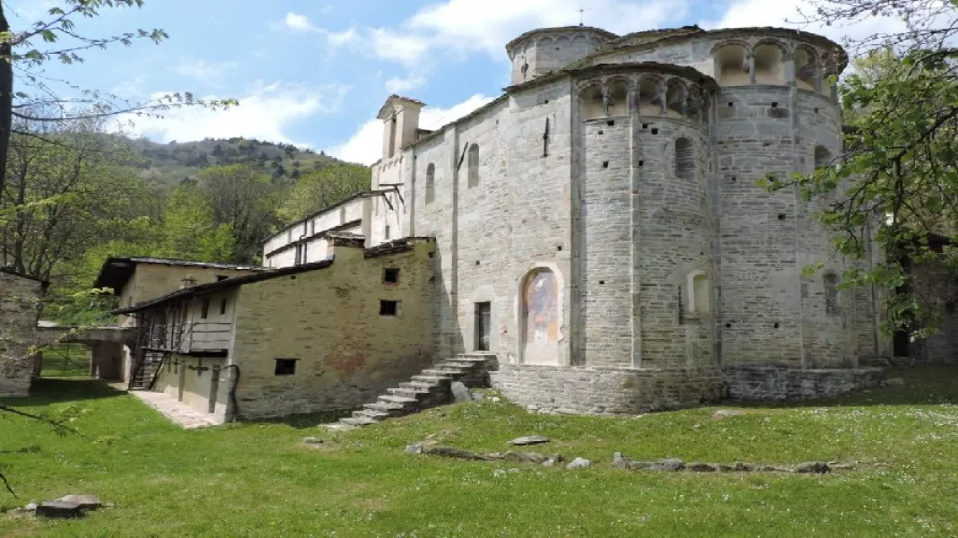 Abbazia e antica chiesa di San Costanzo al Monte