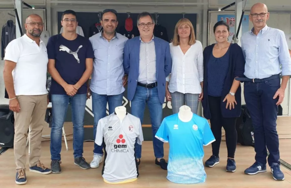 Gli amministratori comunali con i dirigenti del Busca Calcio ieri al via ufficiale alle celebrazioni del centenario