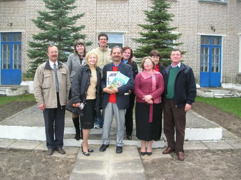 Lorenzo Martini, al centro, durante un viaggio in Bielorussia per l'associazioneSmile, un sorriso per Cernobyl