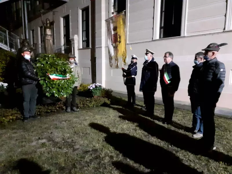 Al mununento nel giardino del palazzo comunale