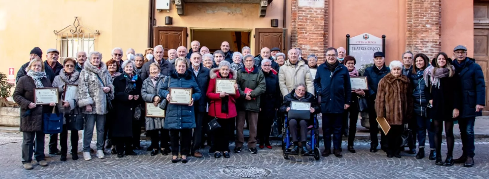 Foto ricordo davanti al Teatro Civico