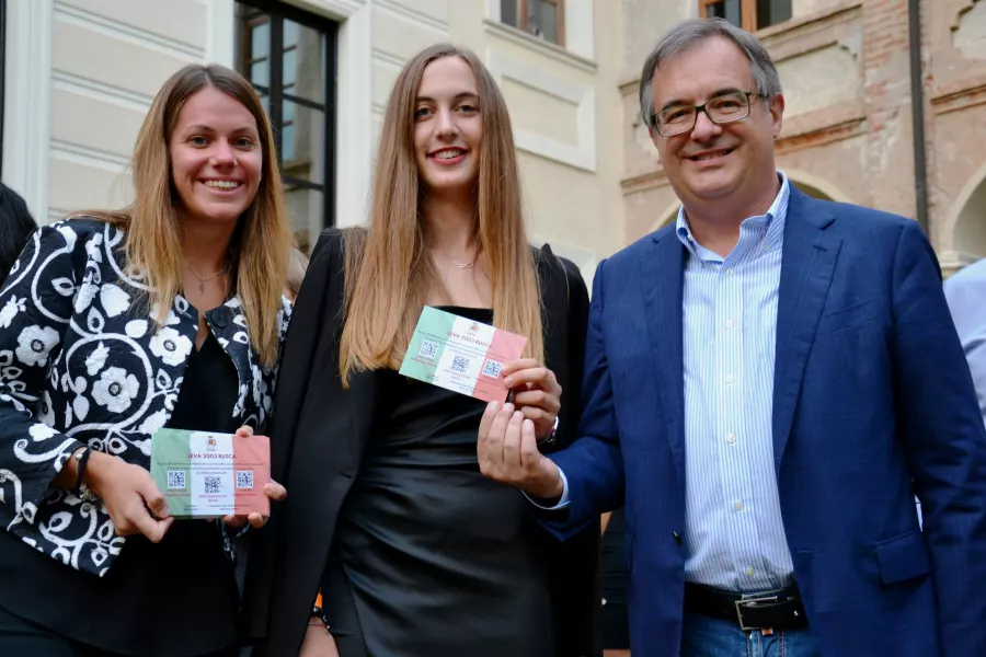 Il sindaco Marco Gallo e l'assessora alle Politiche giovanili Beatrice Aimar hanno consegnato  ai neomaggiorenni  in forma digitale, con QRcode su cartolina, la Costituzione italiana e lo Statuto comunale di Busca