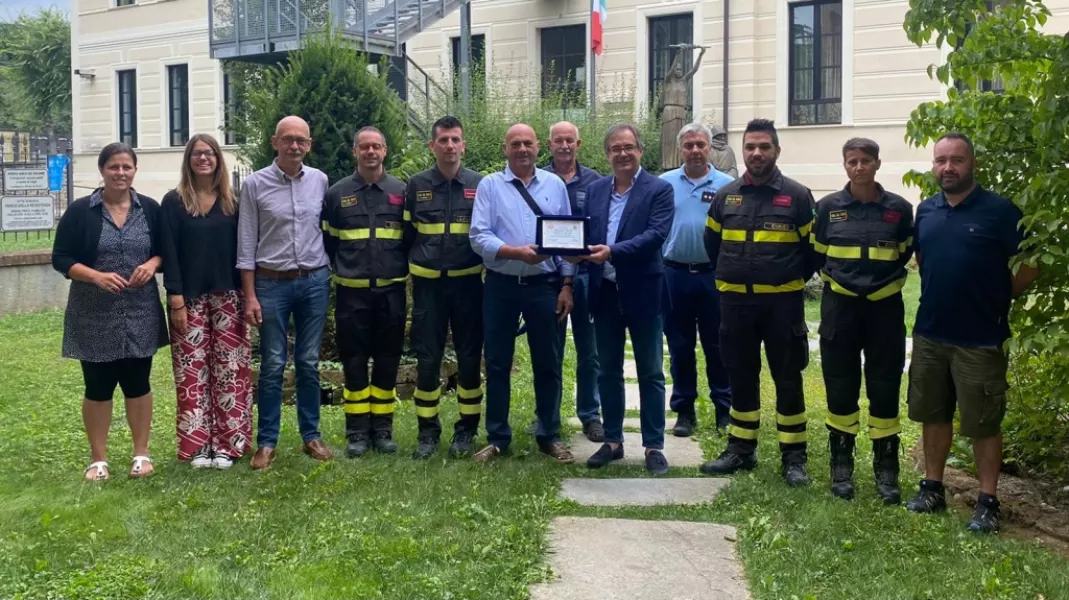 Raimondo Parola riceve la larga della Città dal sindaco Marco Gallo per i suoi 35 anni nei Vigili del Fuoco di Busca. Con lui alcuni dei compagni volontari con il capo-distaccameno Emanuele Castellino, gli assessori Lucia Rosso, Beatrice Aimar, Ezio Donadio, il consigliere Elio Campana e il comandante della Polizia municipale Gianluca Acchiardi