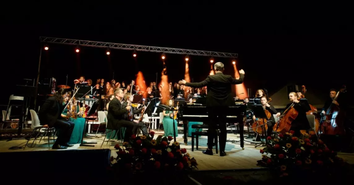 Trenta elementi d'orchestra, dell’Ensemble Symphony Orchestra diretta dal maestro Giacomo Loprieno, cinquanta coristi, i Polifonici del Marchesato, più un soprano solista, Anna Delfino,  e un attore, Andrea Bartolomeo, hanno dato vita ieri sera, nel parco-museo dell'Ingenio, ad un concerto che resterà nella memoria fra gli eventi di maggior suggestione