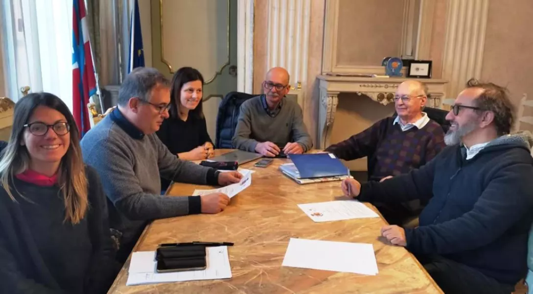 E’ stato rinnovato, nel palazzo municipale, il protocollo d’intesa per l'Orto in condotta alla presenza del sindaco, Marco Gallo, degli assessori Ezio Donadio, Lucia Rosso, Beatrice Aimar, del dirigente scolastico, Davide Martini, e del rappresentante della condotta Slow Food Fossano, Beppe Calvo