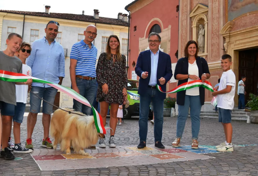 Il parco giochi diffuso è stato inaugurato sabato dai bambini e dal sindaco Marco Gallo, con le assessore alla Famiglia Lucia Rosso e alle Politiche giovanili Beatrice Aimar