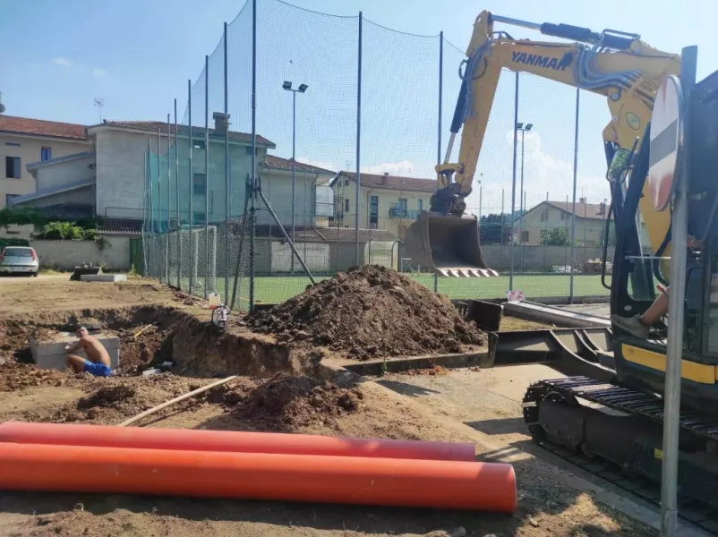 Nell’area antistante la cittadella sportiva, in una parte del grande parcheggio dello stadio comunale, sono incominciati i lavori per l’allestimento dei moduli che ospiteranno provvisoriamente le aule delle scuole medie (14/15 classi) durante la costruzione del nuovo polo scolastico