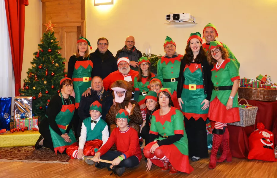 Babbo Natale, i suoi Elfi e aiutanti, ieri riuniti nell'auditorium del Palazzo della Musica