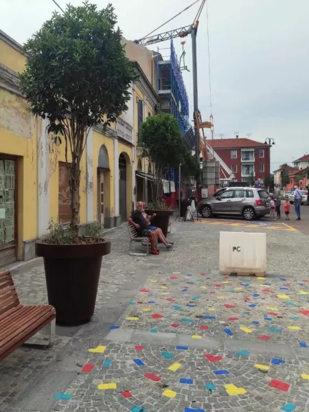 Il restyling di piazza Savoia si completa con i grandi vasi sul lato edifici 