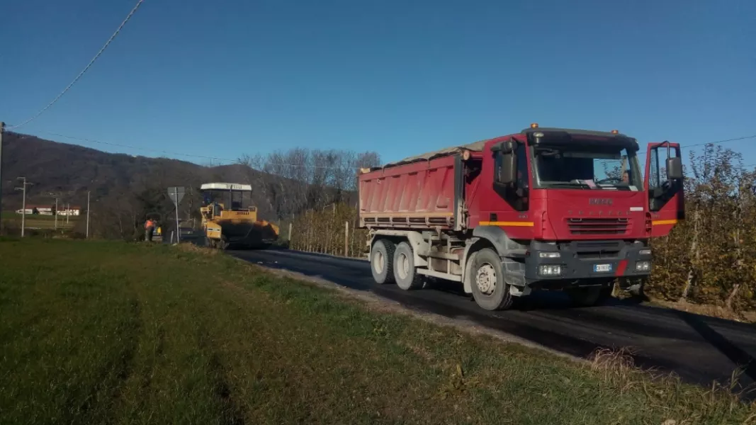 Via Ceresa, dopo gli ingenti lavori all'acquedotto, si riasfalta completamente la strada