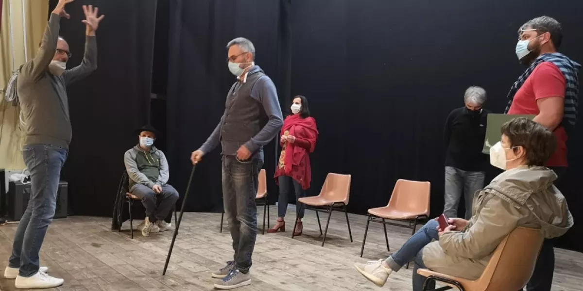 Autori e protagonisti dell'associazione culturale buschese Le Cercle Rouge durante le prove al Teatro Civico dello spettacolo che andrà in scena sabato prossimo